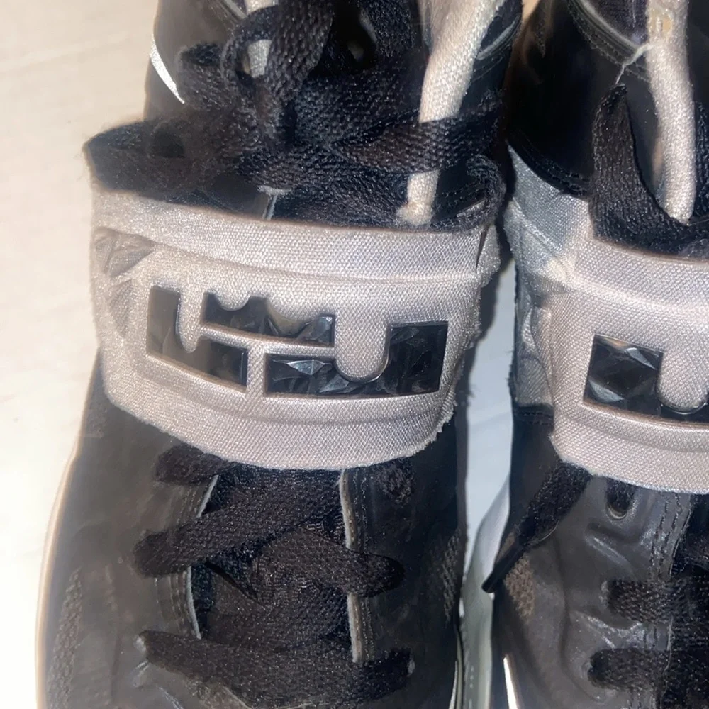 Black Nike high tops size US 6.5 Y